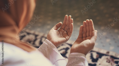 Foto Muslim woman praying in the mosque