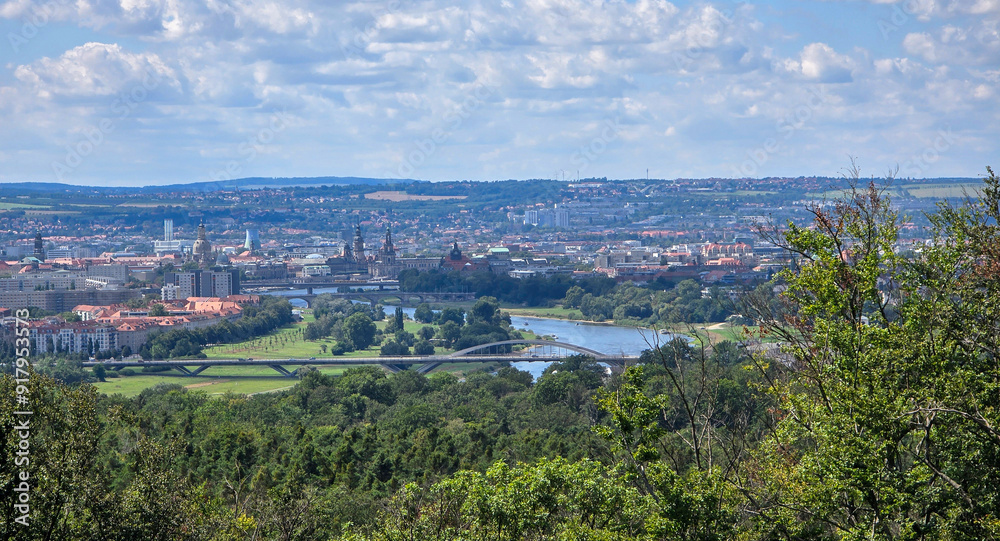 Schöner Panoramablick auf die Stadt Dresden im Sommer Schöner Panoramablick auf die Stadt Dresden im Sommer