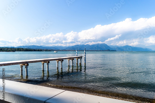 lago di Garda molo panorami meravigliosi paesaggi acqua photo