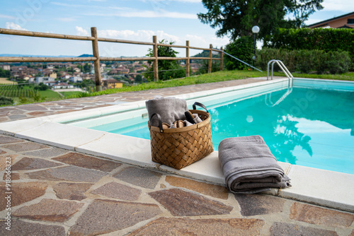 vacanza estiva bordo piscina asciugamani e ciabatte photo