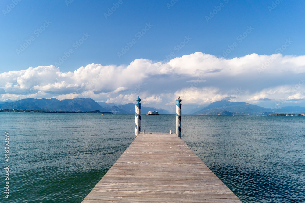 Fototapeta premium paesaggi estivi molo lago di Garda