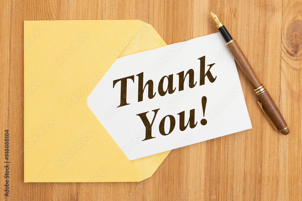 Obraz premium Thank you card with a envelop and pen on wood