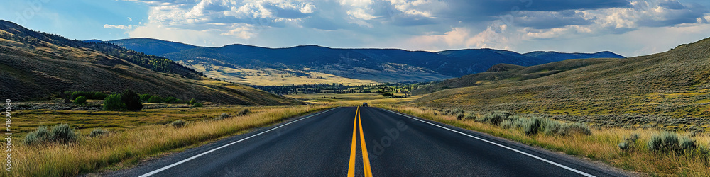Naklejka premium An untouched stretch of mountainous terrain, inviting drivers to take in the breathtaking vistas.