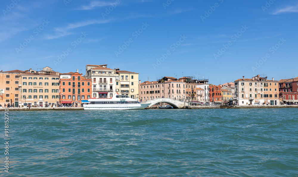 Vue des maisons de Venise depuis la mer avec grand bateau de tourisme Vue des maisons de Venise depuis la mer avec grand bateau de tourisme
