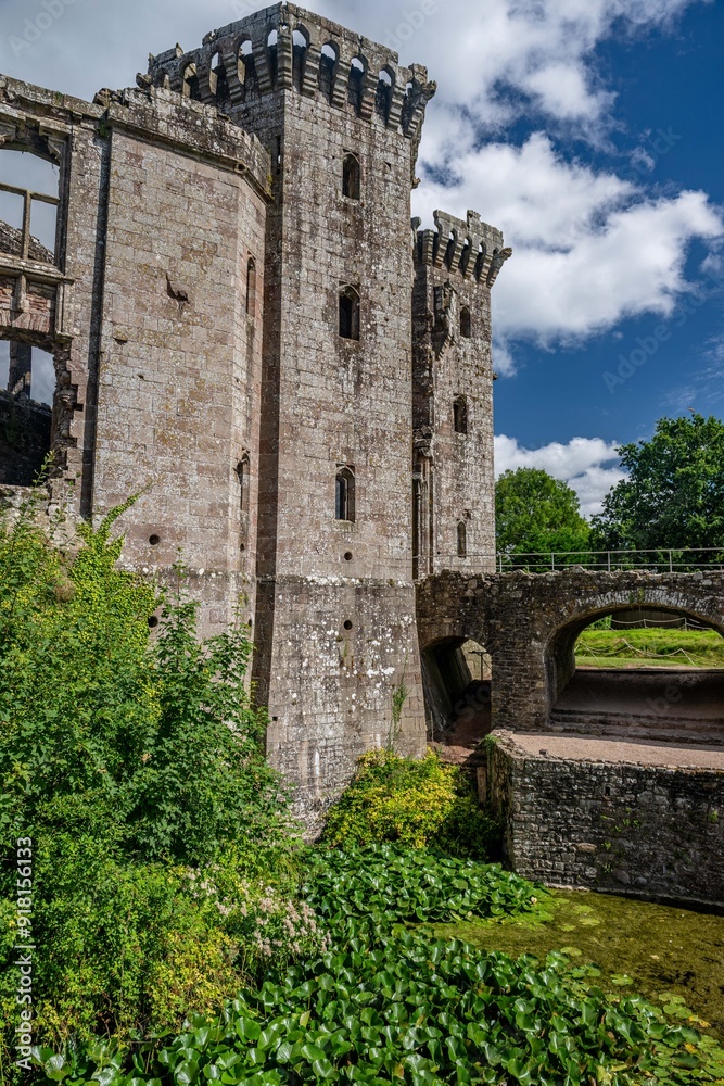 Fototapeta premium raglan castle, wales