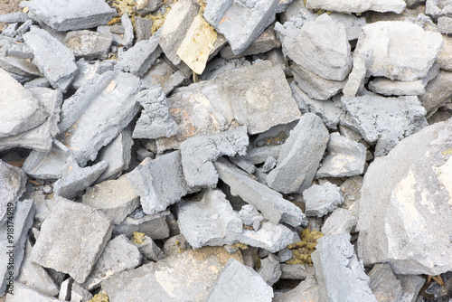Obraz na płótnie Post renovation debris. Concrete, brick, and gypsum fragments. Dirty dusty texture. Broken materials and construction waste texture. Extensive building work. Cracked bricks. Dusty trash background. w salonie