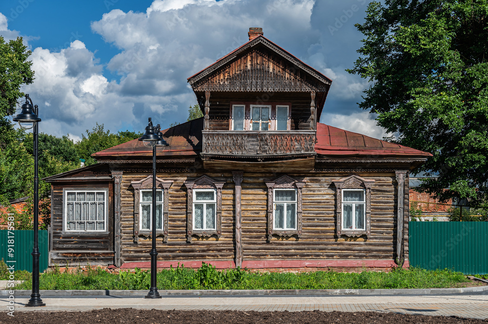 Obraz premium A typical log hut in a small town. 