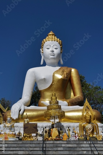 golden buddha statue