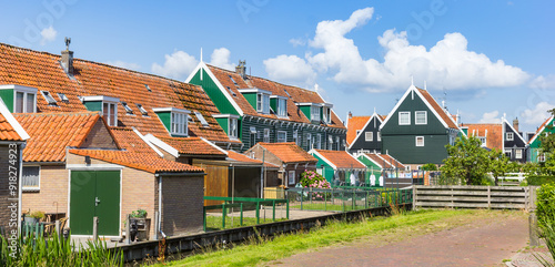Obraz na płótnie Panorama of green wooden houses in historic village Marken, Netherlands w salonie