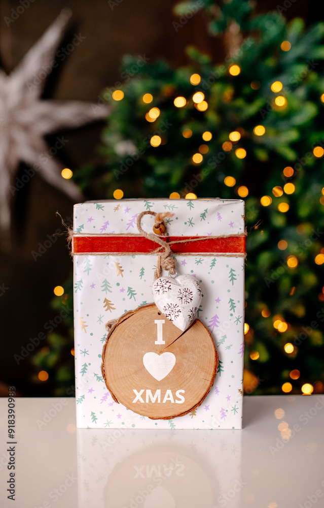Φωτογραφία Christmas present adorned with a heart-shaped wooden tag, perfect for showcasing holiday spirit and gift-giving