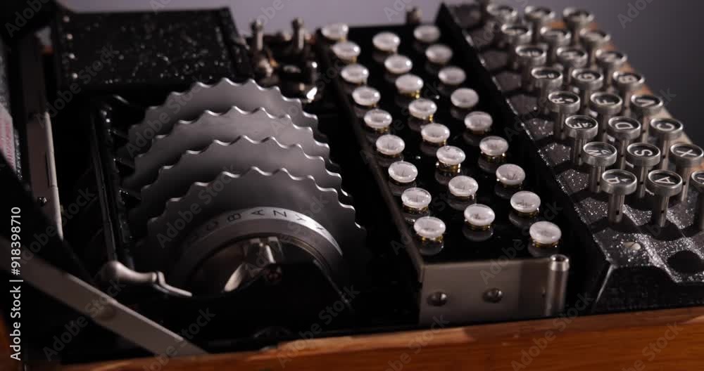 Detailaufnahme einer alten historischen Enigma Schreibmaschine zur Decodierung und versenden von verschlüsselten Nachrichten zu Zeiten des zweiten Weltkriegs vor schwarzem Hintergrund Detailaufnahme einer alten historischen Enigma Schreibmaschine zur Decodierung und versenden von verschlüsselten Nachrichten zu Zeiten des zweiten Weltkriegs vor schwarzem Hintergrund