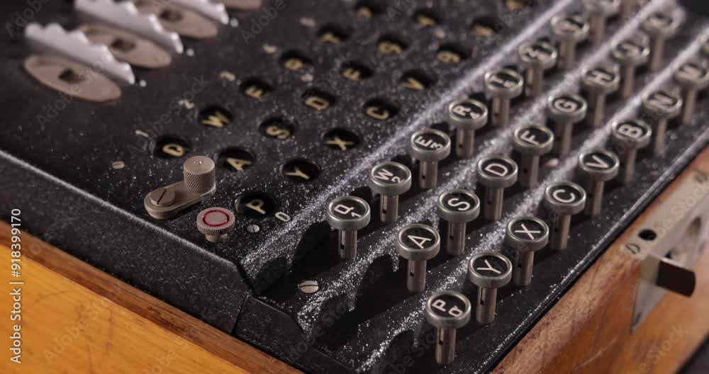 Detailaufnahme einer alten historischen Enigma Schreibmaschine zur Decodierung und versenden von verschlüsselten Nachrichten zu Zeiten des zweiten Weltkriegs vor schwarzem Hintergrund Detailaufnahme einer alten historischen Enigma Schreibmaschine zur Decodierung und versenden von verschlüsselten Nachrichten zu Zeiten des zweiten Weltkriegs vor schwarzem Hintergrund