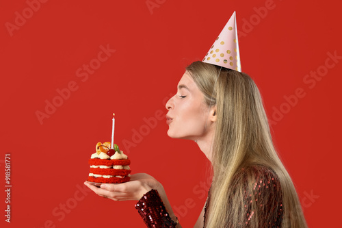 Young woman with birthday c...