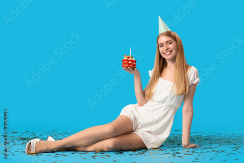 Young woman with birthday c...