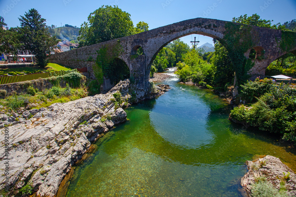 Fototapeta premium Beautiful mountain river and ancient bridge in Olla de San Vicente , Spain