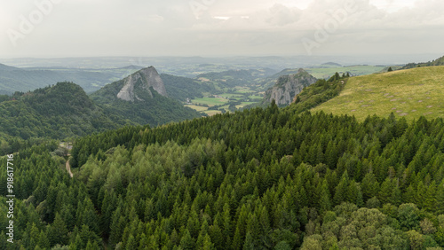 Les Roches Tuilière et Sanadoire en Auvergne vers le volcan du Sancy photo