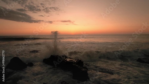 Video 4K magnifico video de vuelo de dron al ras del mar al ocaso desde la playa mar adentro con olas agua y espuma
