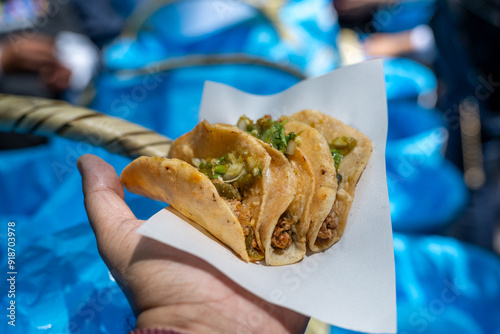 Tacos de canasta sostenidos en la mano 