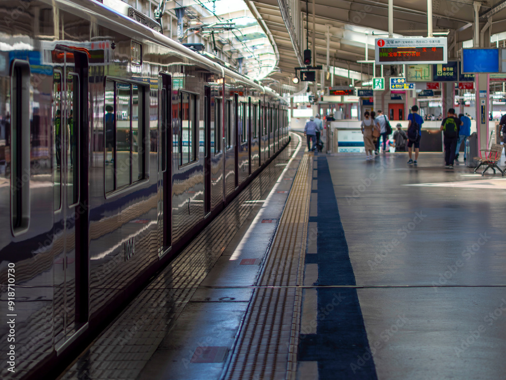 Naklejka premium 電車が止まる駅のホーム