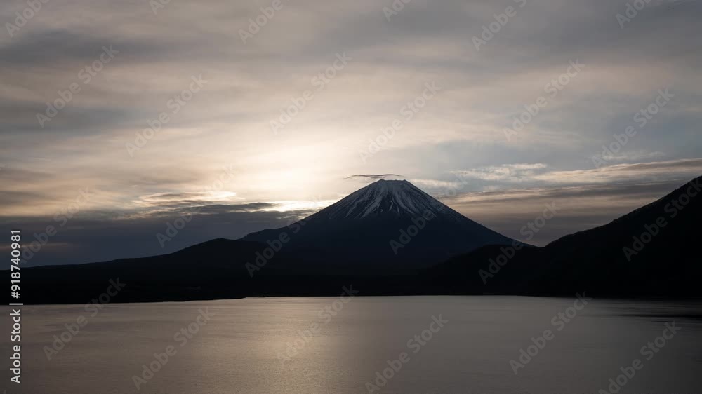 本栖湖より望む富士山の肩越しに昇る初日の出(タイムラプス・新年コンセプト映像) 本栖湖より望む富士山の肩越しに昇る初日の出(タイムラプス・新年コンセプト映像)