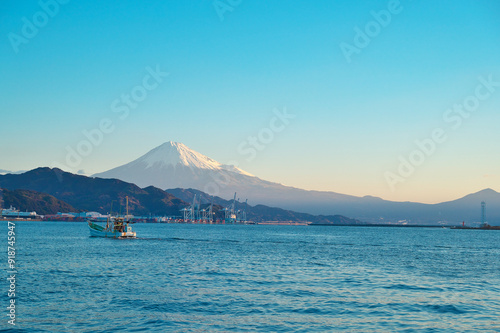 早朝の清水港から富士山を望む