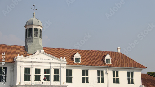 Foto A serene view of the Fatahillah Museum, housed in a colonial-era building with a classic Dutch architecture, located in Jakarta, Indonesia