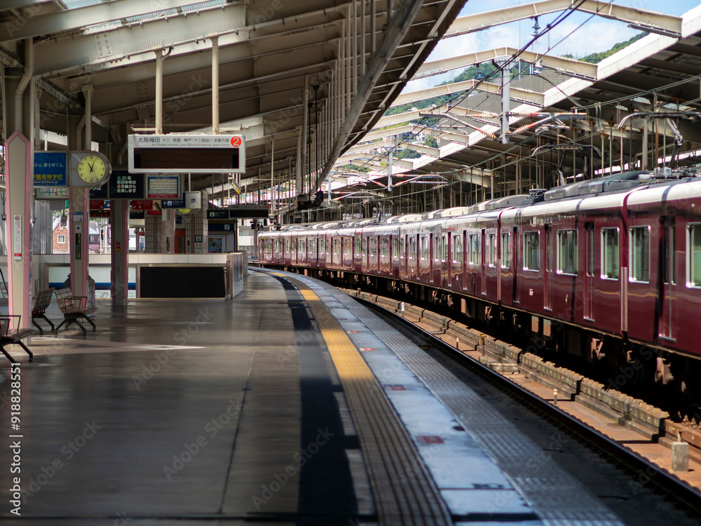 Obraz premium 川西能勢口駅に停車する梅田行きの阪急電車