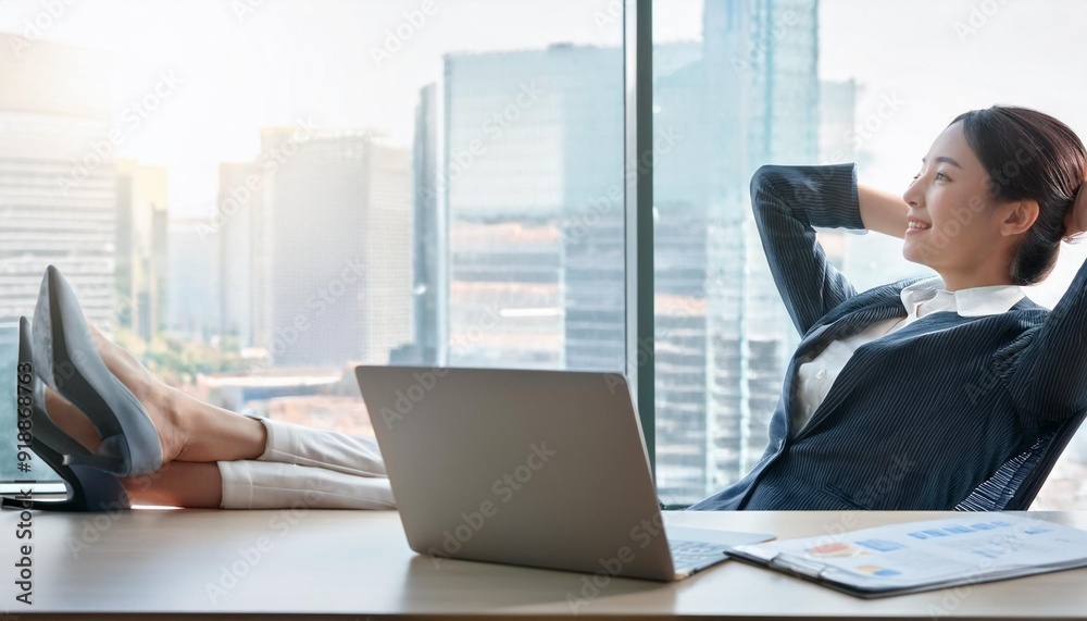 オフィスでリラックスしているビジネスウーマン。(Businesswoman relaxing in the office.)
オフィスでリラックスしているビジネスウーマン。(Businesswoman relaxing in the office.)