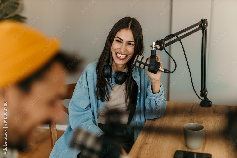 © La Famiglia - People in the podcast studio talking and recording, focus on a woman talking into a mic © La Famiglia - People in the podcast studio talking and recording, focus on a woman talking into a mic