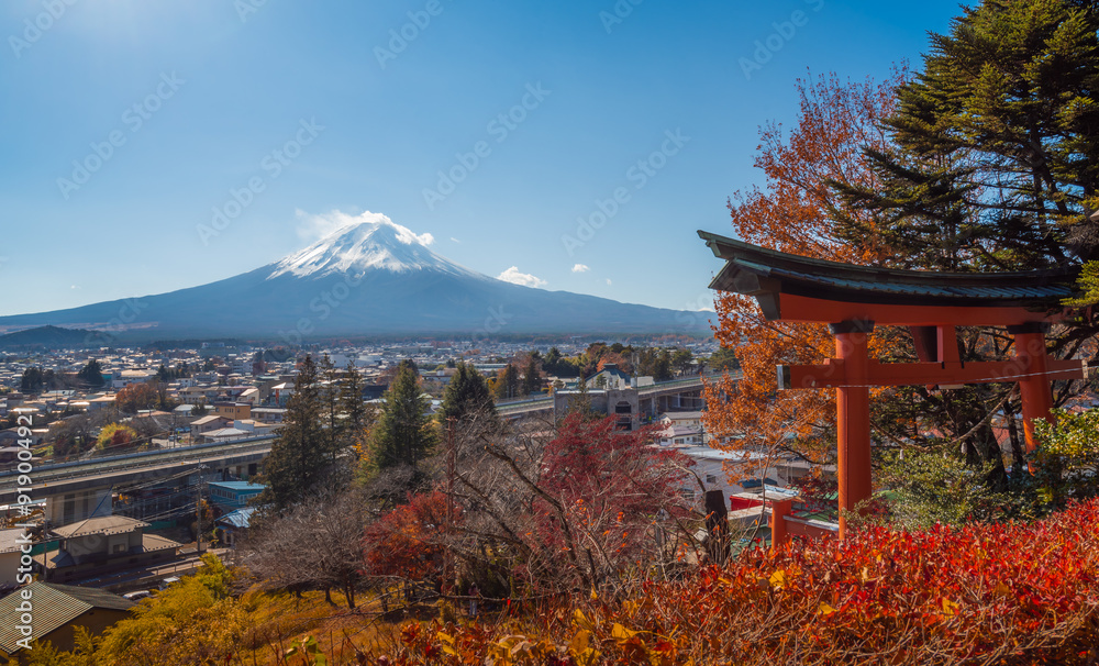 Fototapeta premium Mount Fuji, the iconic symbol of Japan, during the season of autumn foliage, a period of exceptional beauty.