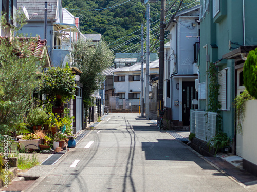 日射しが射し込む住宅密集地の風景
