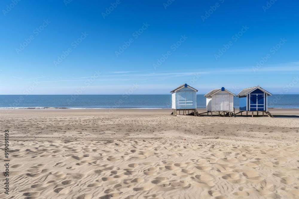 Obraz premium Cabines de bain multicolores alignées sur la plage déserte de Berck-plage au petit matin. Beautiful simple AI generated image in 4K, unique.
