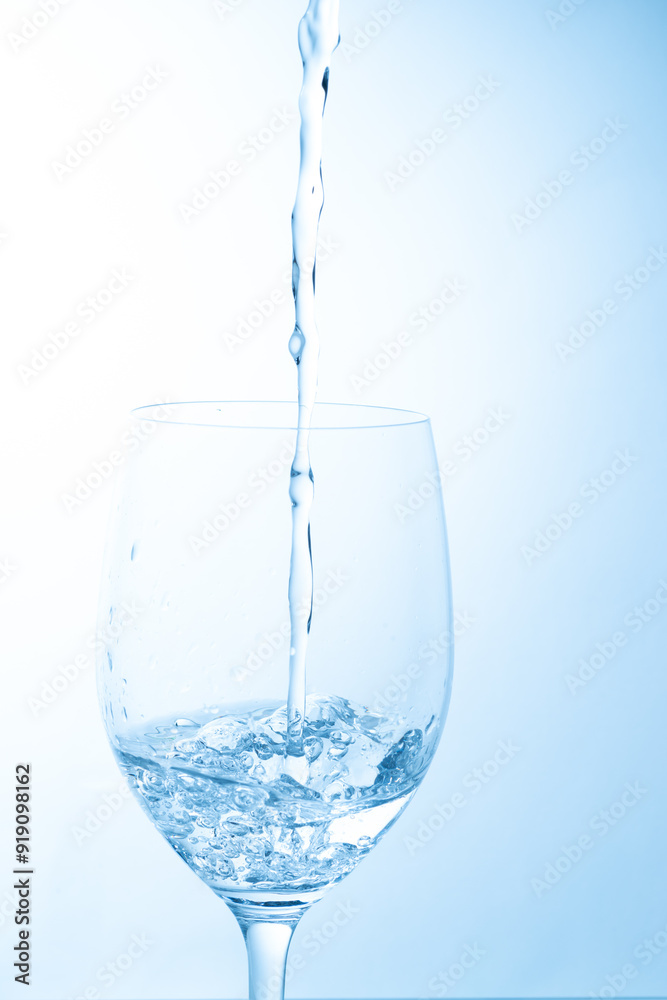 グラスに水を注ぐ グラスに水を注ぐ
