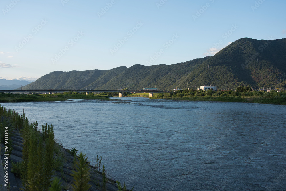 Fototapeta premium Large rivers and mountains (Chikuma River, Nagano Prefecture)