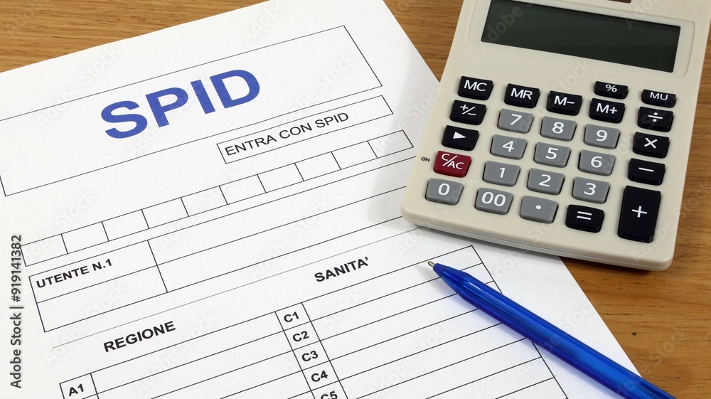 SPID online con modulo di registrazione in italiano sulla scrivania con penna e calcolatrice. SPID online con modulo di registrazione in italiano sulla scrivania con penna e calcolatrice.