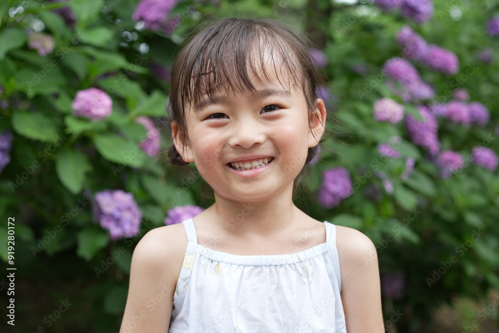 紫陽花に包まれた少女のやさしい表情 紫陽花に包まれた少女のやさしい表情