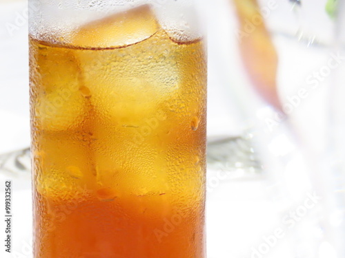 冷えて結露がついた氷入りのお茶