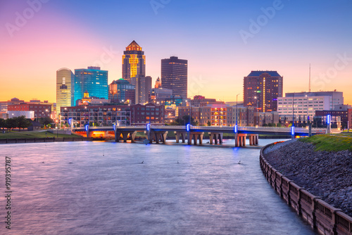 Obraz na płótnie Des Moines, Iowa, USA. Cityscape image of Des Moines skyline, Iowa, USA at summer sunset. w salonie