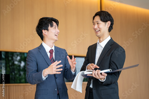 オフィスで打ち合わせをする2人の男性ビジネスマン