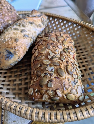 Brötchen in einem frühstückskörbchen