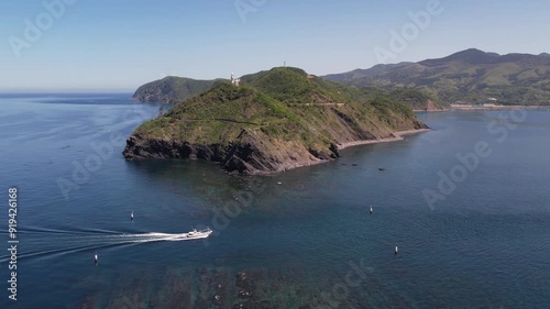 対馬の豆酘崎の空撮 ボートが駆けていく姿