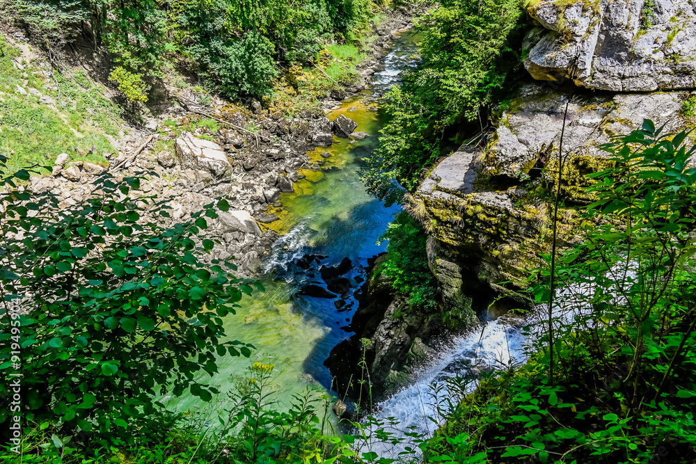 Les Brenets, le lac des Brenets, le Saut-du-Doubs, Wasserfall, Felsen, Felswände, Doubs, Fluss, Le Locle, Ausflug, Jura, Juramassiv, Wald, Wanderweg, Sommer, Kanton Neuenburg, Schweiz, Frankreich Les Brenets, le lac des Brenets, le Saut-du-Doubs, Wasserfall, Felsen, Felswände, Doubs, Fluss, Le Locle, Ausflug, Jura, Juramassiv, Wald, Wanderweg, Sommer, Kanton Neuenburg, Schweiz, Frankreich