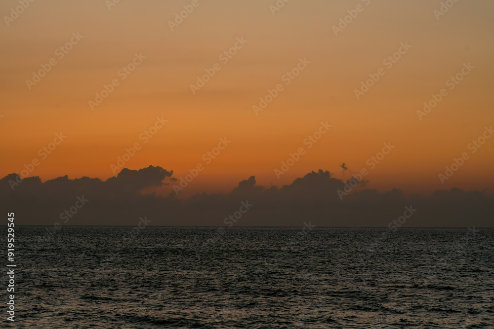 Naklejka premium 夕日と雲