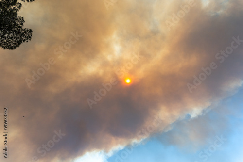 Obraz na płótnie Fire smoke covering the sun w salonie