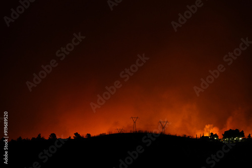 Obraz na płótnie Glow from a forest fire at night w salonie