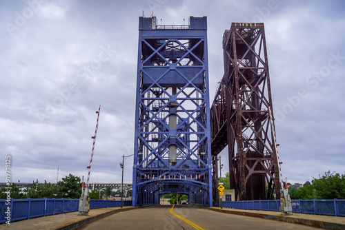 Fotografija Carter Road Bridge, spanning the Cuyahoga River in Cleveland, Ohio, is one of the vertical lift highway bridges in the United States