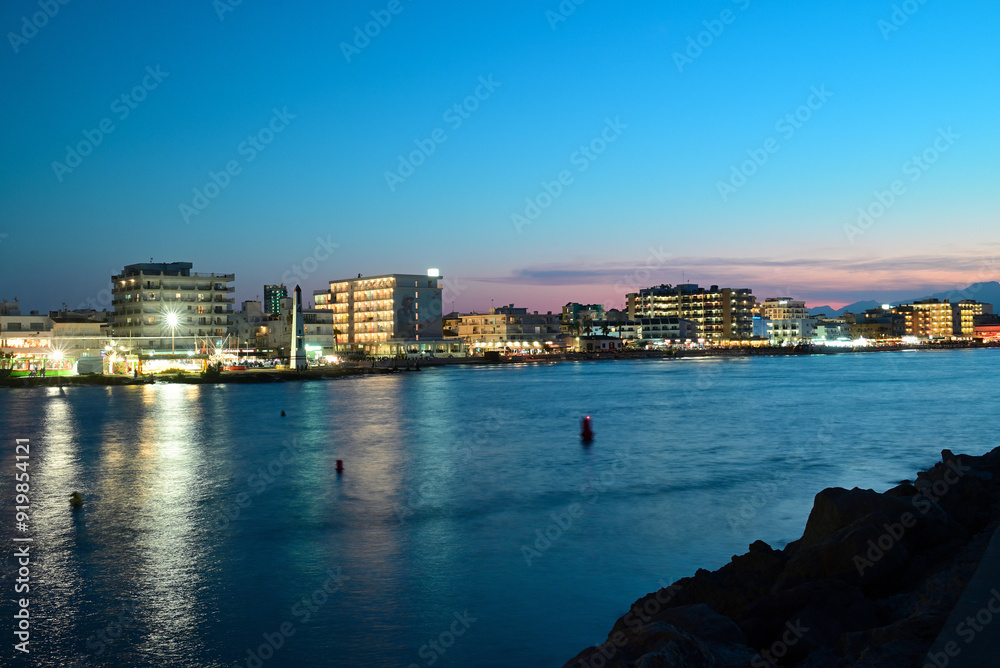 Fototapeta premium Blick auf Strand von Can Picafort bei Sonnenuntergang, Spanien