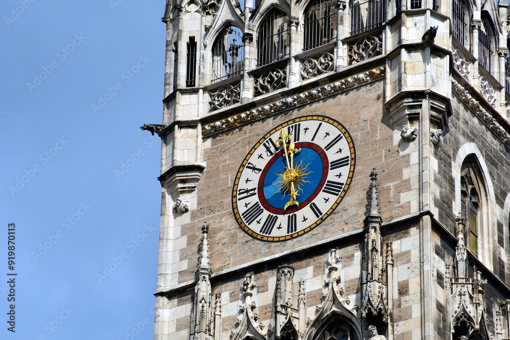 Nahaufnahme einer Turmuhr vor dem blauen Himmel Nahaufnahme einer Turmuhr vor dem blauen Himmel