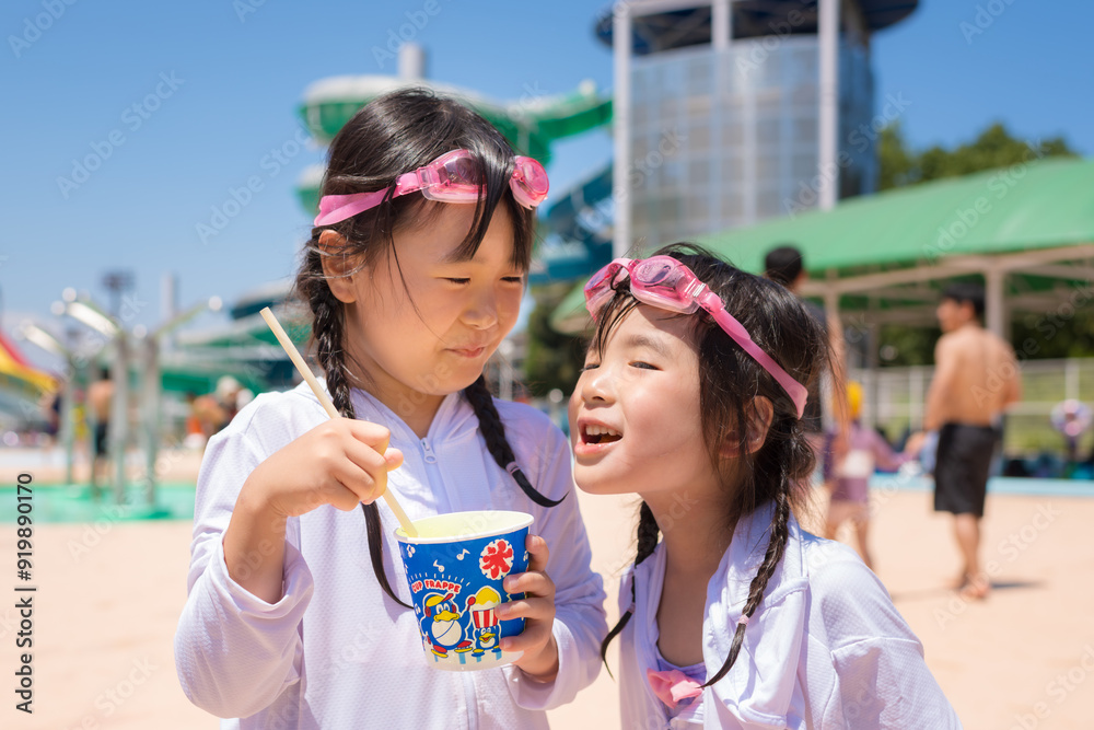 Obraz premium プールでかき氷を食べる女の子