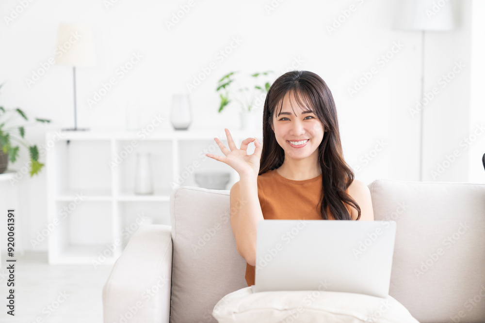 若い女性　ラップトップコンピューター